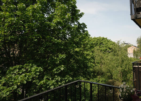 Маленькая шведская квартира с тёмным полом и спальней в нише (35 кв. м)