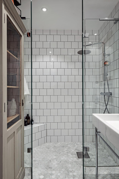 Стильная черно-белая классика и парк за окном: квартира в Гетеборге