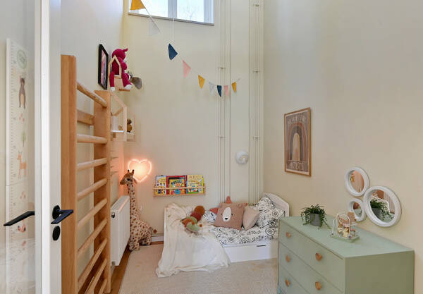 Яркий и тёплый интерьер небольшой квартиры на первом этаже в Стокгольме (34 кв. м)