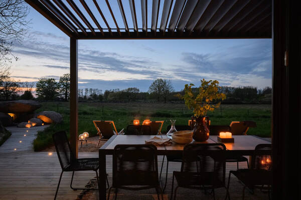 Стильный дом с чёрными элементами в декоре на месте старого амбара