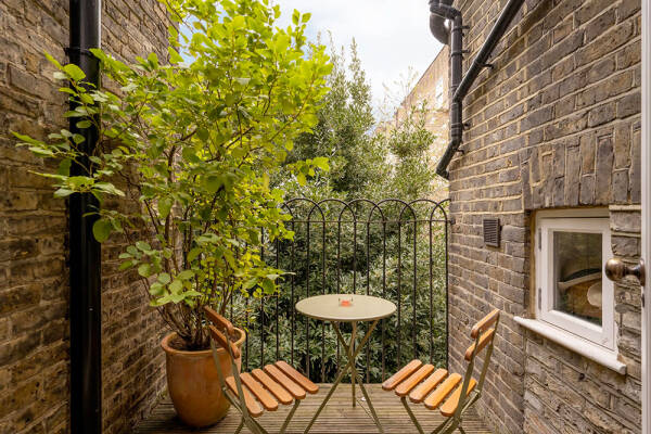 Белая квартира в Лондоне с декором, неподвластном времени