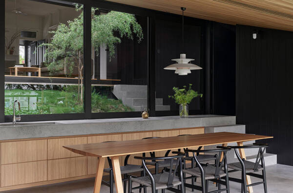 Человек и природа под одной крышей: дом в Брисбене