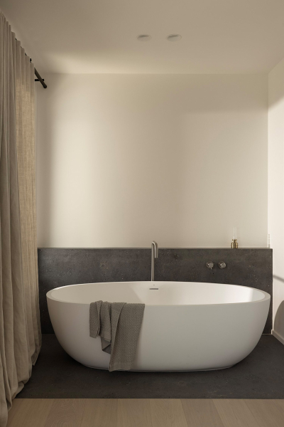 Расслабляющий интерьер на берегу океана в Калифорнии