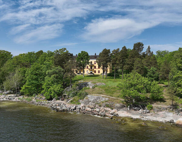 Оттенки синего и современное искусство: просторная квартира в Швеции с видом на озеро