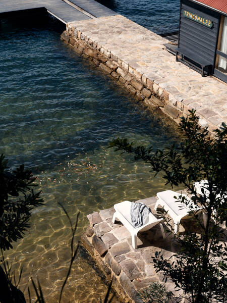 Уютные деревянные интерьеры старинного коттеджа на побережье в Австралии