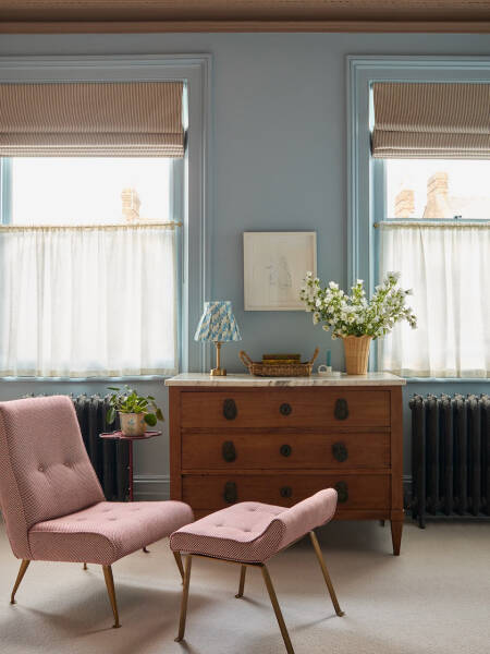 Приятные вставки цвета и современного декора в дизайне классического таунхауса в Лондоне