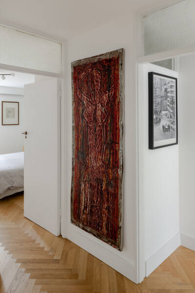 Интересное пространство белой квартиры в Лондоне