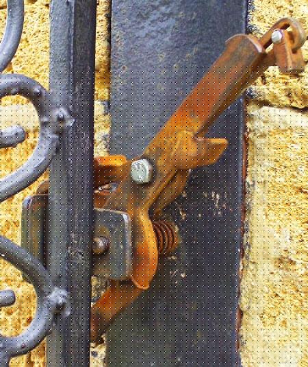 Как сделать задвижку на калитку