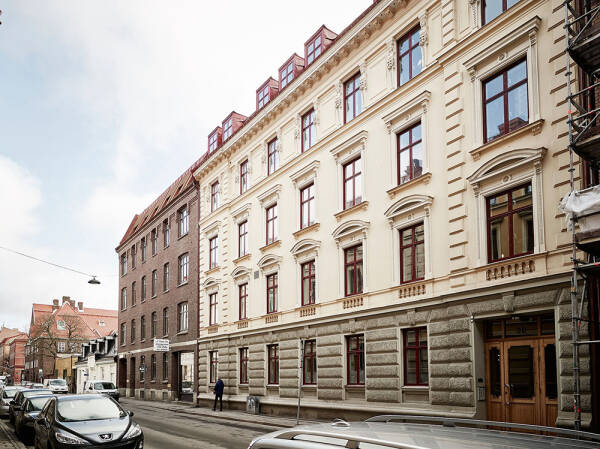 Бежевые стены, яркий декор и тёмная спальня: квартира в Гетеборге (68 кв. м)