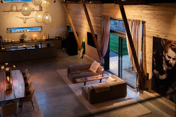 Стильный дом с чёрными элементами в декоре на месте старого амбара