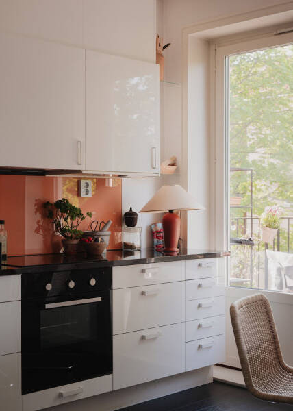 Маленькая шведская квартира с тёмным полом и спальней в нише (35 кв. м)