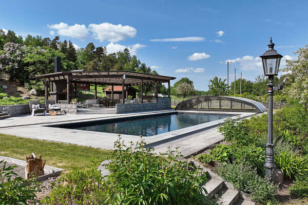 Красивая желтая вилла в Швеции с террасами и бассейном