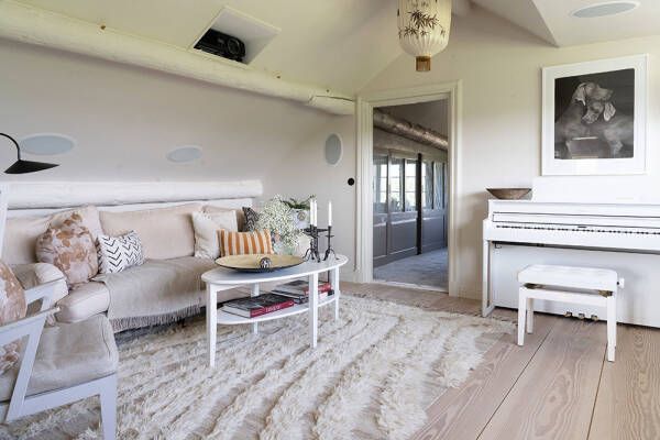 Красивая желтая вилла в Швеции с террасами и бассейном