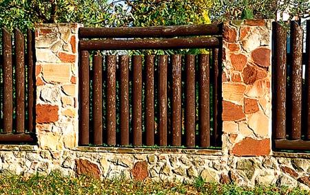 Строительство забора из дерева и камня