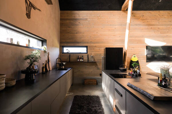 Стильный дом с чёрными элементами в декоре на месте старого амбара