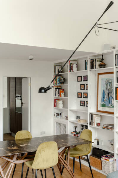 Интересное пространство белой квартиры в Лондоне