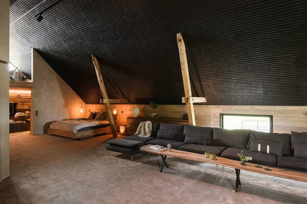 Стильный дом с чёрными элементами в декоре на месте старого амбара