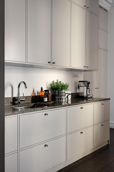 Стильная черно-белая классика и парк за окном: квартира в Гетеборге