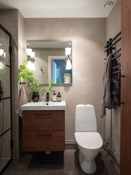 Бежевые стены, яркий декор и тёмная спальня: квартира в Гетеборге (68 кв. м)