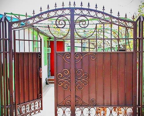 Распашные ворота со встроенной калиткой