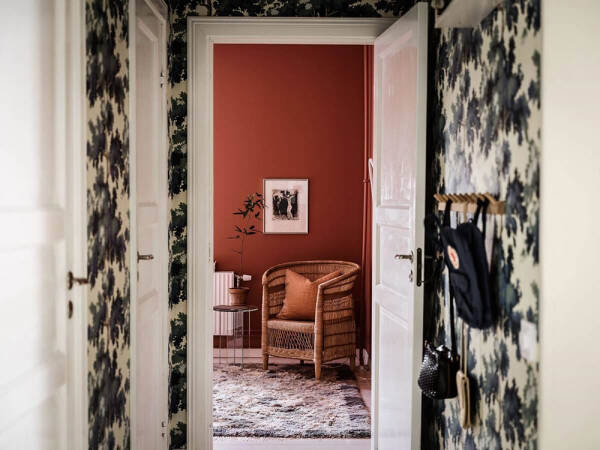 Скандинавская квартира с бежевой гостиной и терракотовой спальней (68 кв. м)