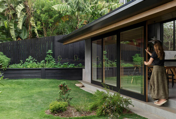 Человек и природа под одной крышей: дом в Брисбене
