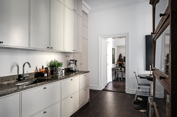 Стильная черно-белая классика и парк за окном: квартира в Гетеборге