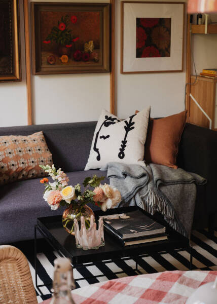 Маленькая шведская квартира с тёмным полом и спальней в нише (35 кв. м)