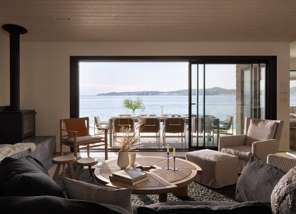 Расслабляющий интерьер на берегу океана в Калифорнии