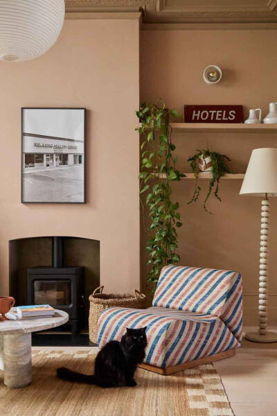 Приятные вставки цвета и современного декора в дизайне классического таунхауса в Лондоне