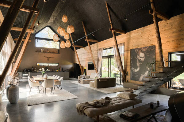 Стильный дом с чёрными элементами в декоре на месте старого амбара