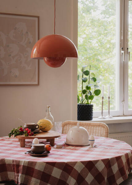 Маленькая шведская квартира с тёмным полом и спальней в нише (35 кв. м)