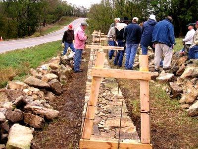 Строительство забора из дерева и камня