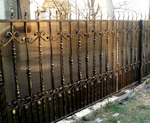 Кованые заборы с поликарбонатом