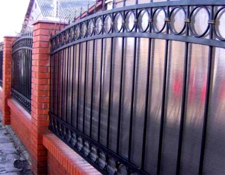 Забор из поликарбоната на металлическом каркасе