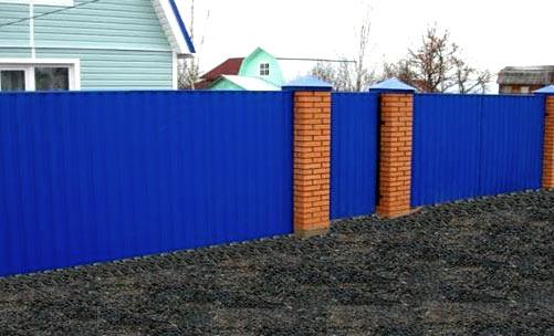 Монтаж забора из профнастила с кирпичными столбами