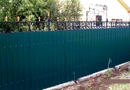 Глухие заборы между участками