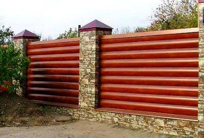 Строительство и монтаж забора из металлического сайдинга под бревно