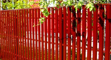 Установка забора из металлического штакетника