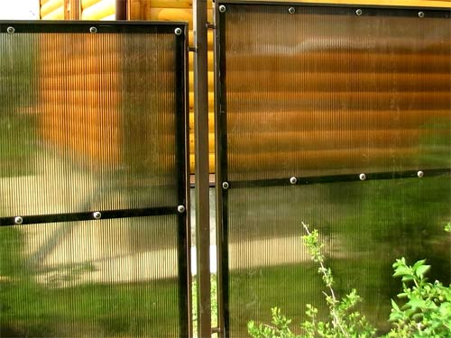 Забор из поликарбоната на металлическом каркасе