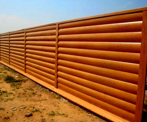 Строительство и монтаж забора из металлического сайдинга под бревно