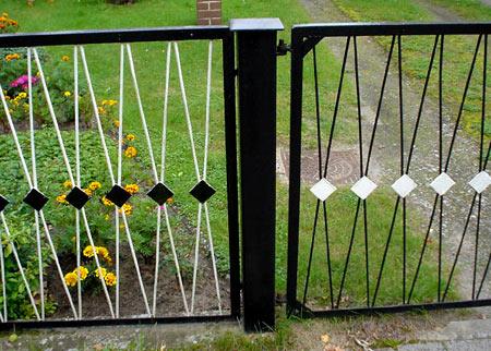 Монтаж забора из металлического прута