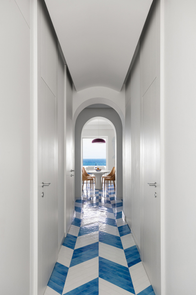 Современный пляжный дом в Неаполе с &laquo;морским&raquo; полом