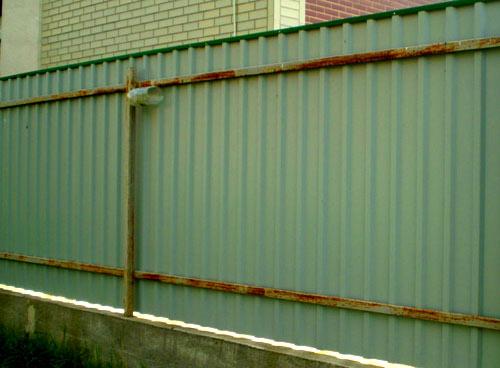 Как сделать забор из профлиста без сварки