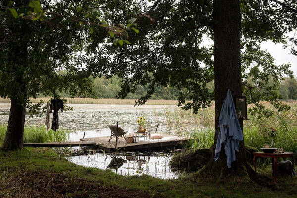 Маленькая шведская дача у озера с душевными интерьерами