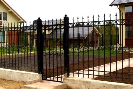 Монтаж забора из металлического прута