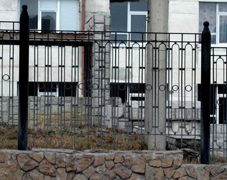 Монтаж забора из металлического прута