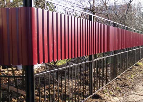 Установка забора из профнастила