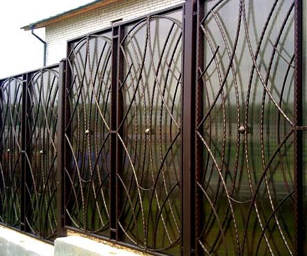 Забор из поликарбоната на металлическом каркасе