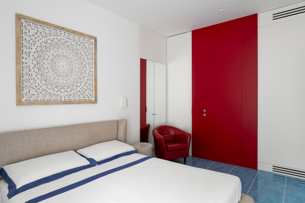 Современный пляжный дом в Неаполе с &laquo;морским&raquo; полом